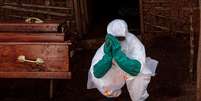 Profissionais de sa&uacute;de est&atilde;o na linha de frente das tentativas de conter o atual surto de Ebola  Foto: Getty Images / BBC News Brasil