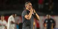 Jair Ventura na beira de campo no comando do Vit&oacute;ria Foto: Victor Ferreira/EC Vit&oacute;ria / Esporte News Mundo