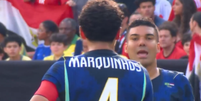 Marquinhos e Casemiro conversam após falha  Foto: Reprodução/Globo