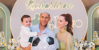 Richarlison e Amanda Ara&uacute;jo celebram o primeiro anivers&aacute;rio de Richarlison Jr.   Foto: Reprodu&ccedil;&atilde;o/Instagram/@upartedigital