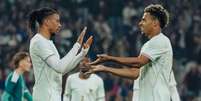  Foto: Reprodução / Équipe de France - Legenda: Olise comemora um dos três gols marcados na vitória sobre a Irlanda do Norte / Jogada10