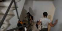 Trabalhadores descem escadas às pressas em prédio de escritórios em Havana, após tremor sentido na capital cubana em 8 de junho de 2026.  Foto: RFI