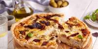 Quiche proteica de frango com tomate seco Foto: natkinzu | Shutterstock / Portal EdiCase