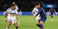 Desire Doue, nº 14 do Paris Saint-Germain, controla a bola contra Guela Doue, nº 22 do RC Strasbourg Alsace, durante a partida da Ligue 1 McDonald's entre Paris Saint-Germain e RC Strasbourg no Parc des Princes, em 17 de outubro de 2025, em Paris, França.  Foto: Catherine Steenkeste/Getty Images