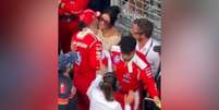 Hamilton &eacute; flagrado beijando Kim Kardashian ap&oacute;s GP de M&ocirc;naco.  Foto: Reprodu&ccedil;&atilde;o/X