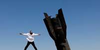 Judeu ultraortodoxo israelense perto de parte de um míssil após ataques do Irã, no centro da Cisjordânia ocupada por Israel 8 de junho de 2026  Foto: REUTERS/Ammar Awad