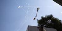 Intercepta&ccedil;&atilde;o no c&eacute;u ap&oacute;s o Ir&atilde; lan&ccedil;ar m&iacute;sseis em dire&ccedil;&atilde;o a Israel, vistos do centro de Israel, em 8 de junho de 2026  Foto: REUTERS/Itai Ron