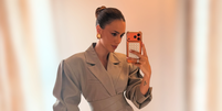 Ouro no p&eacute;: o novo New Balance cor de ta&ccedil;a da Copa &eacute; o t&ecirc;nis esportivo elegante, com cara de milion&aacute;ria, que promete rejuvenescer seus looks de 2026. Foto: Reprodu&ccedil;&atilde;o/Instagram, @brunabiancardi / Purepeople