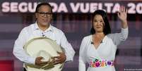 Roberto S&aacute;nchez, ex-ministro de esquerda, e a rival Keijo Fujimori, filha do ex-ditador Alberto Fujimori  Foto: DW / Deutsche Welle