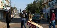 Policiais nas ruas de Nanyuki durante protestos contra centro de quarentena para casos suspeitos de ebola (9/6/26).  Foto: REUTERS - Monicah Mwangi / RFI