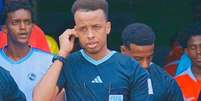 Artan &eacute; um dos grandes &aacute;rbitros do futebol africano&nbsp; &ndash;  Foto: Facebook @OmarAbdulkadirArtan / Jogada10