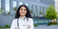 Escolher a especialidade m&eacute;dica vai al&eacute;m da forma&ccedil;&atilde;o e envolve autoconhecimento e decis&atilde;o consciente  Foto: voronaman | Shutterstock / Portal EdiCase