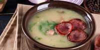 Caldo verde com calabresa  Foto: flanoivais | Shutterstock / Portal EdiCase
