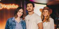 Naiane (Isabelle Drummond), Jo&atilde;o Raul (Filipe Bragan&ccedil;a) e Agrado (Isadora Cruz): atores entregam atua&ccedil;&otilde;es corretas, mas personagens carecem de carisma  Foto: Reprodu&ccedil;&atilde;o