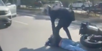 Dois homens foram baleados durante a a&ccedil;&atilde;o; um n&atilde;o resistiu aos ferimentos e morreu no local  Foto: Reprodu&ccedil;&atilde;o/Globonews