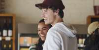 Shawn Mendes desembarca no Brasil para passar o Dia dos Namorados com Bruna Marquezine; hist&oacute;ria inspira reflex&atilde;o sobre relacionamentos Foto: Reprodu&ccedil;&atilde;o/YouTube / Bons Fluidos
