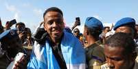 &Aacute;rbitro somali Omar Abdulkadir Artan desembarcou nesta quarta-feira, 10, em Mogad&iacute;scio, capital da Som&aacute;lia, onde foi recebido com homenagens por autoridades e uma grande quantidade de apoiadores  Foto: REUTERS/Feisal Omar