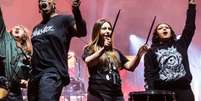 Fernanda Lira celebra encontro com o Sepultura ap&oacute;s participa&ccedil;&atilde;o em festival europeu  Foto: Tenho Mais Discos Que Amigos!