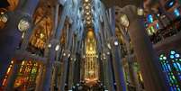 Fi&eacute;is aguardam o in&iacute;cio da missa celebrada pelo papa Le&atilde;o XIV na Bas&iacute;lica da Sagrada Fam&iacute;lia, em Barcelona, Espanha, nesta quarta‑feira, 10 de junho de 2026.  Foto: RFI