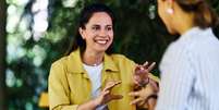 Descubra as cinco frases que as pessoas genuinamente gentis usam no dia a dia. A psicologia positiva explica como elas ativam a dopamina Foto: nortonrsx/iStock / Getty Images Plus / Bons Fluidos