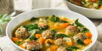 Sopa rica em prote&iacute;nas com alm&ocirc;ndegas e espinafre Foto: Brent Hofacker | Shutterstock / Portal EdiCase