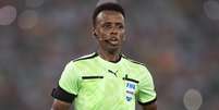 Omar Abdulkadir Artan &eacute; considerado um dos principais nomes da arbitragem africana e, em 2025, foi eleito o melhor &aacute;rbitro masculino do continente  Foto: Getty Images