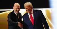 Presidente da Fifa, Gianni Infantino, cumprimenta o presidente dos EUA, Donald Trump   Foto: Jia Haocheng/Pool/Getty Images