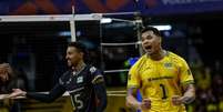 Maique e Darlan celebram ponto do Brasil na Liga das Na&ccedil;&otilde;es de V&ocirc;lei 2026. Foto: Divulga&ccedil;&atilde;o/CBV / Estad&atilde;o
