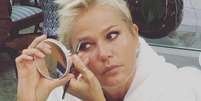 Xuxa se preparando para se sess&atilde;o de fotos. Foto: instagram @xuxameneghel / Giro 10