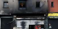 Supermercado e apartamentos ficam destru&iacute;dos ap&oacute;s tumultos em Belfast, na Irlanda do Norte, desencadeados por ataque com faca.  Foto: RFI