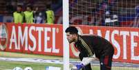 August&iacute;n Rossi, goleiro do Flamengo, em aquecimento antes de jogo contra o Independiente Medell&iacute;n pela Libertadores Foto: Daniel Gallo/Vizzor Image/Getty Images / Esporte News Mundo