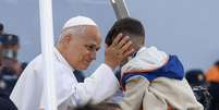 Papa Le&atilde;o XIV aben&ccedil;oa fi&eacute;is antes de missa em Las Palmas, nas Ilhas Can&aacute;rias  Foto: ANSA / Ansa - Brasil