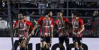 Jogadores do S&atilde;o Paulo contra o Santos. Calleri comemora gol. Foto: Ricardo Moreira/Getty Images / Esporte News Mundo