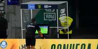 O &aacute;rbitro Felipe Fernandes de Lima confere o VAR durante partida entre Palmeiras x Chapecoense v&aacute;lida pela decima oitava rodada do Campeonato Brasileiro de Futebol 2026, &uacute;ltimo jogo antes da Copa do Mundo  Foto: ROBERTO CASIMIRO/FOTOARENA / Estad&atilde;o