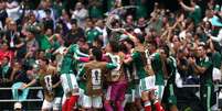 Sele&ccedil;&atilde;o do M&eacute;xico celebra gol de Qui&ntilde;ones contra a &Aacute;frica do Sul, o primeiro tento da Copa do Mundo de 2026  Foto: Luke Hales/Getty Images