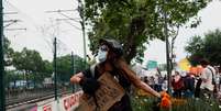Manifestante durante protesto na abertura da Copa na Cidade do M&eacute;xico   Foto:  Claudia Rosel / Getty Images