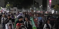 Fam&iacute;lias de desaparecidos marcham em dire&ccedil;&atilde;o ao est&aacute;dio do M&eacute;xico em meio &agrave; abertura da Copa  Foto: Reprodu&ccedil;&atilde;o/Bom Dia Brasil/TV Globo