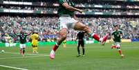 Ra&uacute;l Jim&eacute;nez marco o segundo gol do M&eacute;xico na estreia da Copa do Mundo, contra a &Aacute;frica do Sul  Foto: Carl Recine/Getty Images
