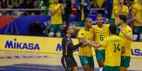 Seleção brasileira celebra ponto contra a Bélgica na Liga das Nações. Foto: Divulgação/CBV / Estadão