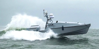 Uma imagem do drone mar&iacute;timo 'Corsair' no mar  Foto: Saronic / BBC News Brasil