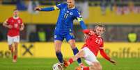 Dzeko celebra um gol pela B&oacute;snia em partida contra Pa&iacute;s de Gales - Foto: Warren Little/Getty Images / Jogada10