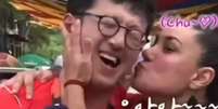 Rep&oacute;rter sul-coreano ganhou beijo de torcedora mexicana ao vivo  Foto: Reprodu&ccedil;&atilde;o/X