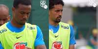 Gabriel Magalh&atilde;es e Marquinhos com acess&oacute;rio durante treino  Foto: Reprodu&ccedil;&atilde;o/CBF TV