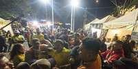 GCM tenta impedir telão com estreia do Brasil no Largo da Batata e causa confusão em festa junina.  Foto: Taba Benedicto/Estadão / Estadão