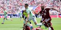 Qatar e Su&iacute;&ccedil;a ficam no 1 a 1 pelo Grupo B da Copa. No lance, Xhaka recebe marca&ccedil;&atilde;o Abdurisag.  Foto: Alex Grimm/Getty Images / Jogada10