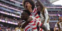 Balogun &eacute; festejado na vit&oacute;ria dos EUA   Foto: Divulga&ccedil;&atilde;o/ussoccercom