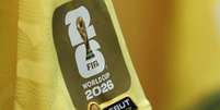 Patch dourado da Copa do Mundo de 2026, utilizado exclusivamente pelas sele&ccedil;&otilde;es campe&atilde;s mundiais, na manga do uniforme da Sele&ccedil;&atilde;o Brasileira.  Foto: Reprodu&ccedil;&atilde;o