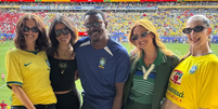 Anitta e amigos famosos no jogo do Brasil  Foto: Reprodu&ccedil;&atilde;o/Instagram
