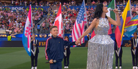 Katy Perry e Tius Luka se apresentam na abertura da Copa do Mundo no Los Angeles Stadium  Foto: Reprodu&ccedil;&atilde;o/YouTube/Caz&eacute;TV