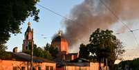 Fuma&ccedil;a em igreja ap&oacute;s um ataque a&eacute;reo em Kharkiv, em 10 de junho de 2026 (imagem ilustrativa).  Foto: AFP - SERGEY BOBOK / RFI
